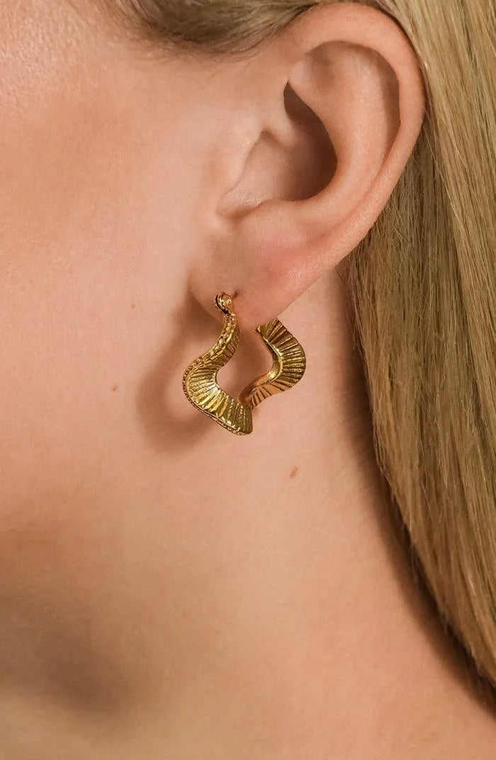Etta Curvy Hoop Earrings in Gold