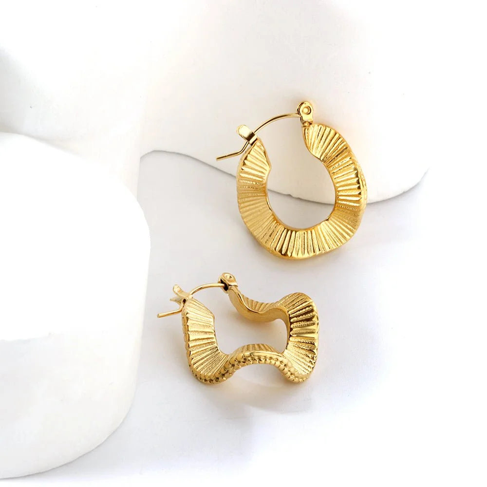 Etta Curvy Hoop Earrings in Gold